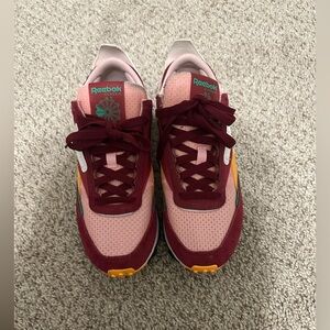 Reebok CL Legacy Women’s sneakers Collegiate Burgundy and Solar Gold